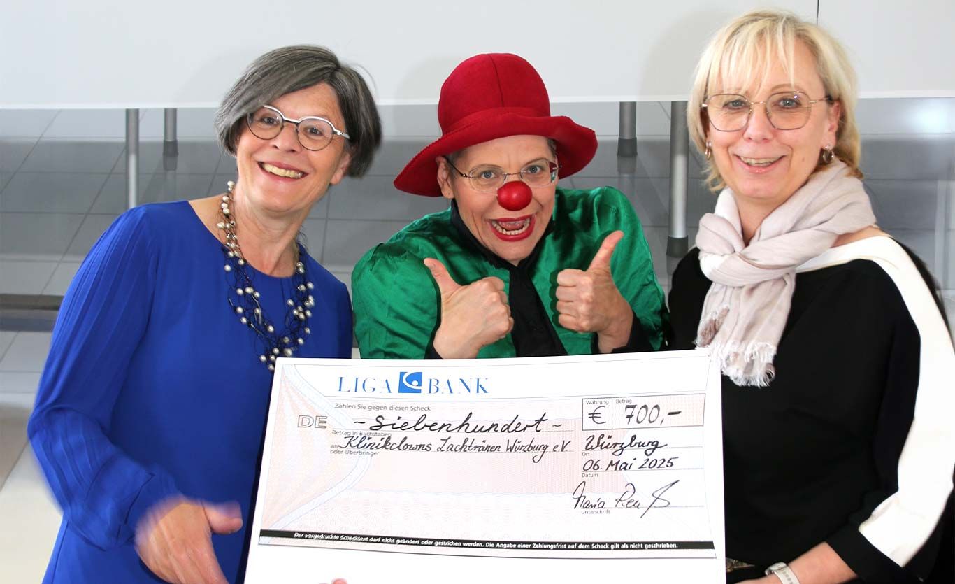 Klinikclown Daisy bekommt einen Scheck in Höhe von 700,00 € überreicht