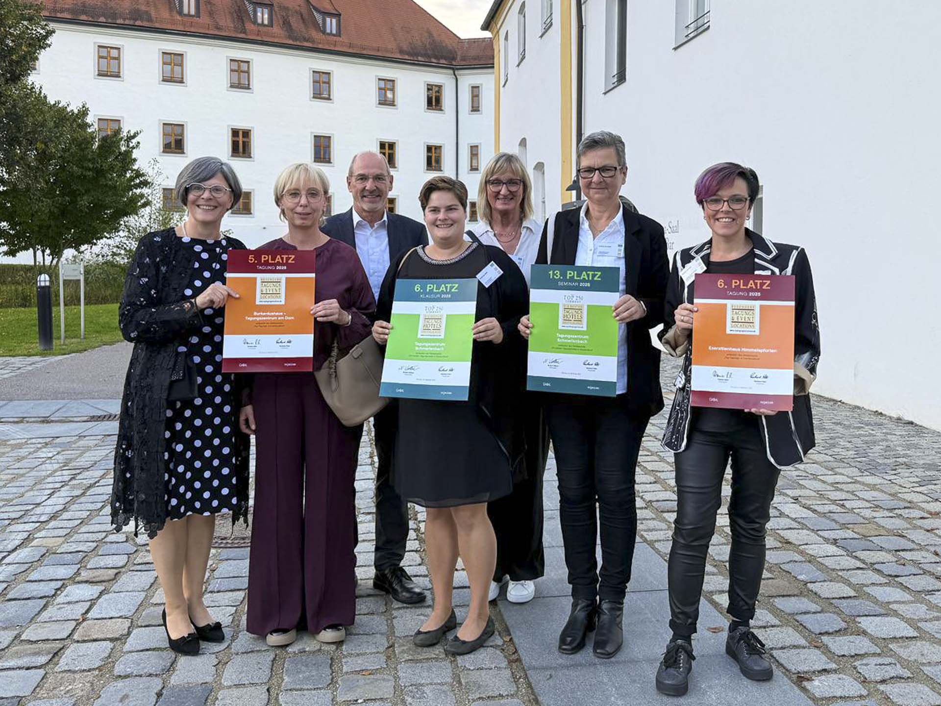 Gruppenbild Maria Reuß, Alexandra Büttner, Laudator Dr. Berthold Uphoff, Katharina Stoß, Anje Elsesser, Andrea Straubel, Simone Günther