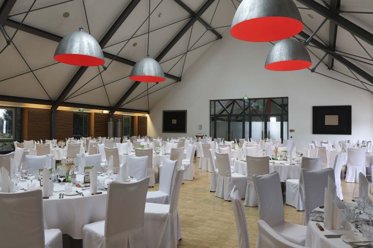 Saal mit gedeckten Tischen