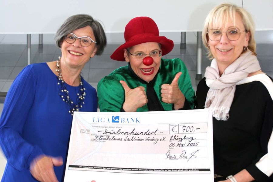 Klinikclown Daisy bekommt einen Scheck in Höhe von 700,00 € überreicht