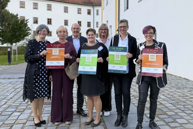 Gruppenbild Maria Reuß, Alexandra Büttner, Laudator Dr. Berthold Uphoff, Katharina Stoß, Anje Elsesser, Andrea Straubel, Simone Günther
